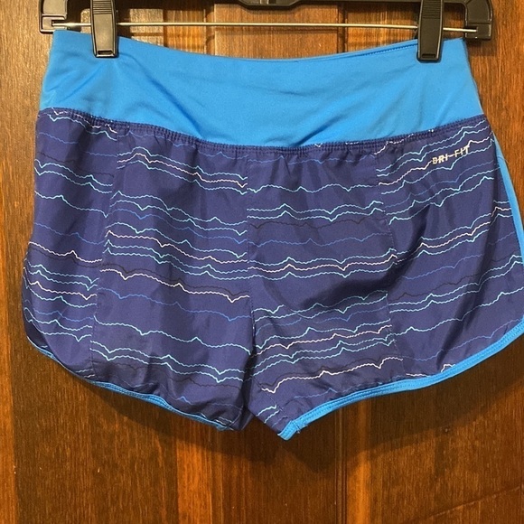 NIKE blue running shorts with small pocket and drawstrings. - Picture 5 of 9